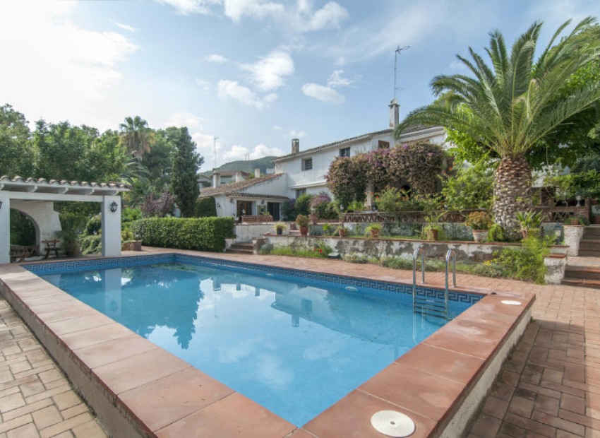 Sale - Chalet -
Barcelona