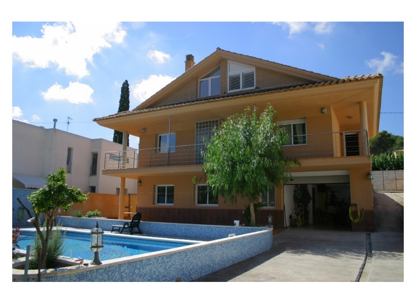 Sale - Chalet -
Barcelona