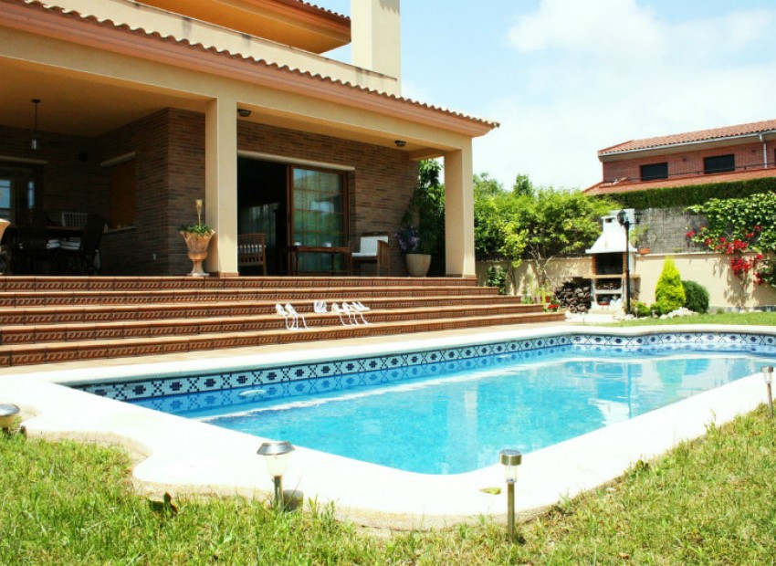 Sale - Chalet -
Barcelona