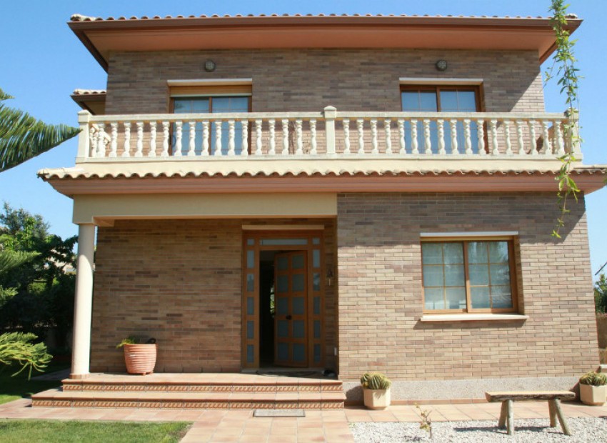 Sale - Chalet -
Barcelona