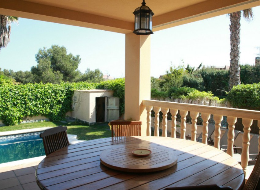 Sale - Chalet -
Barcelona