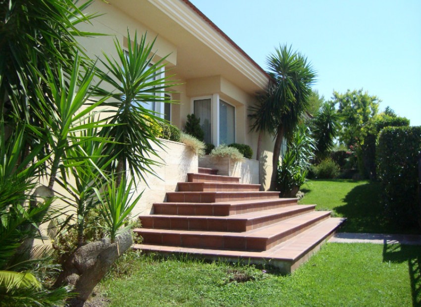 Sale - Chalet -
Barcelona