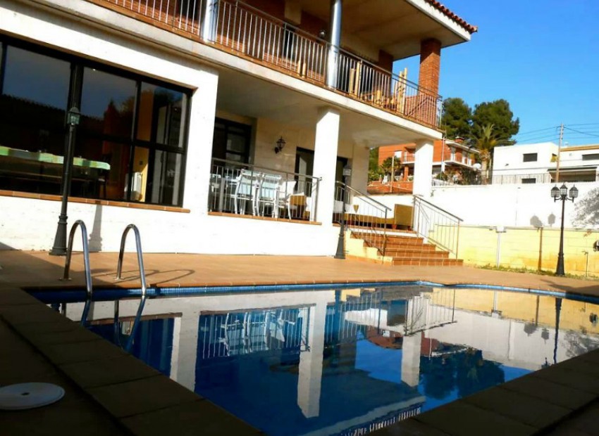Sale - Chalet -
Calafell