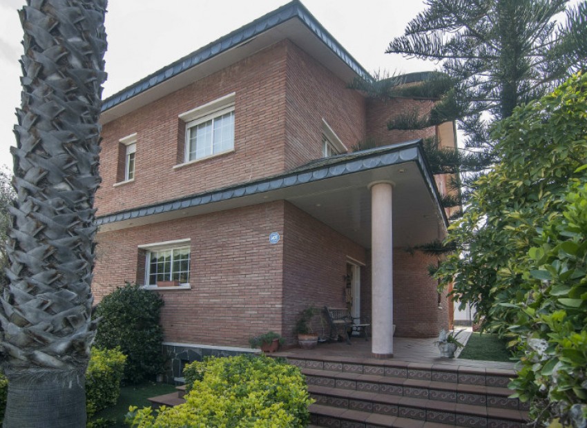 Sale - Chalet -
Castelldefels