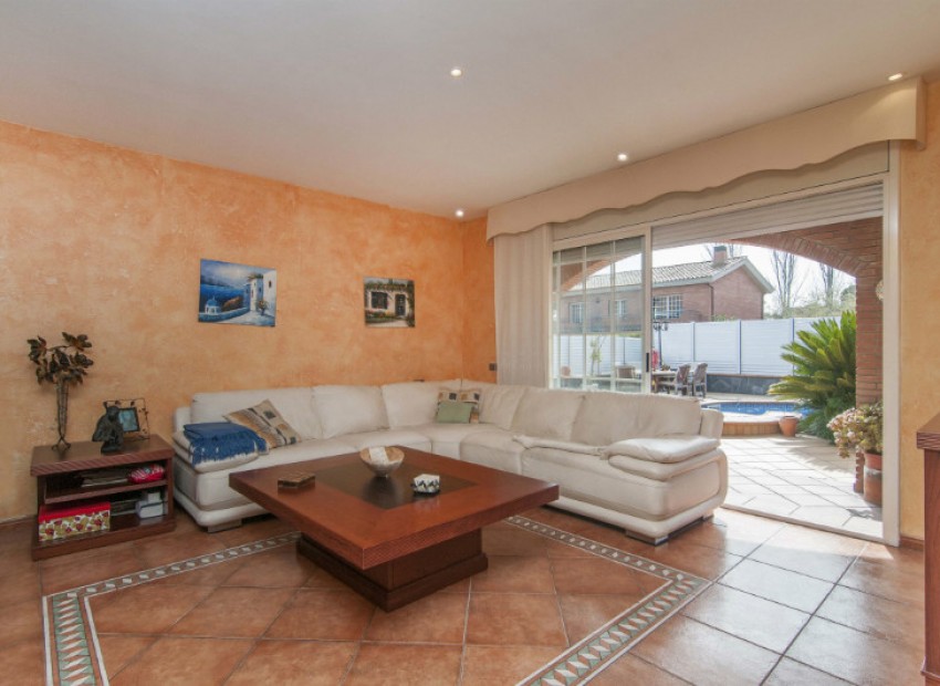 Sale - Chalet -
Castelldefels