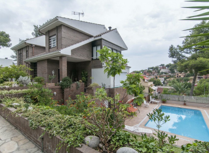 Venda - Chalet -
Castelldefels