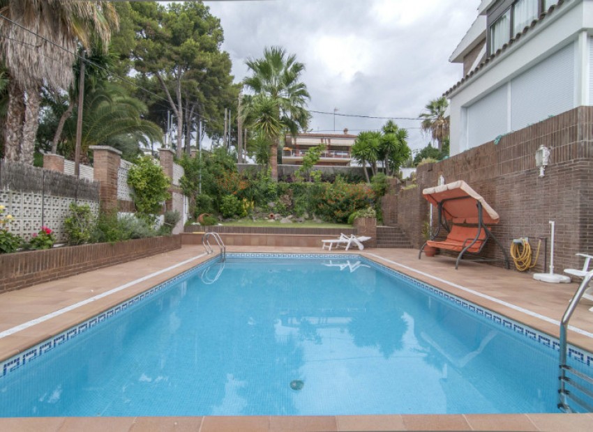 Venda - Chalet -
Castelldefels