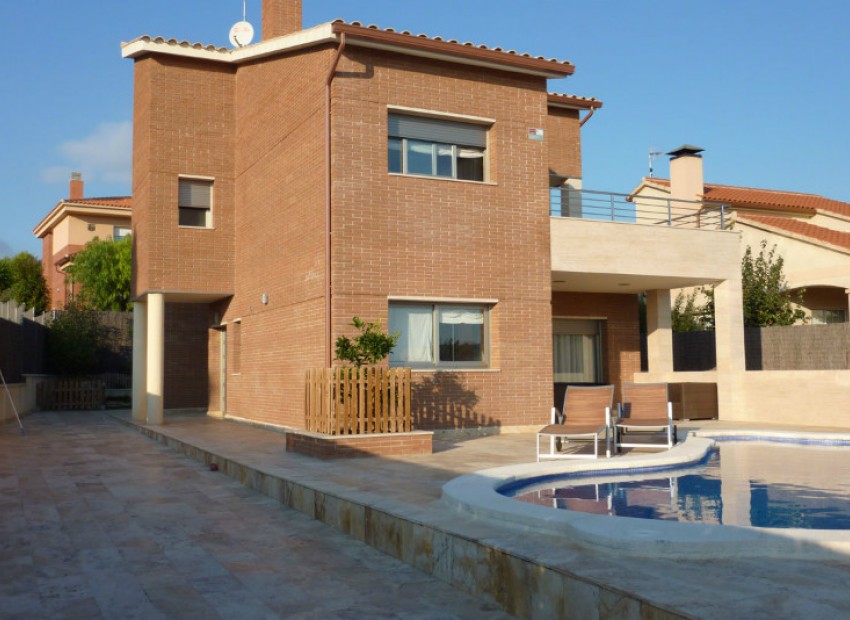 Venta - Chalet -
Calafell