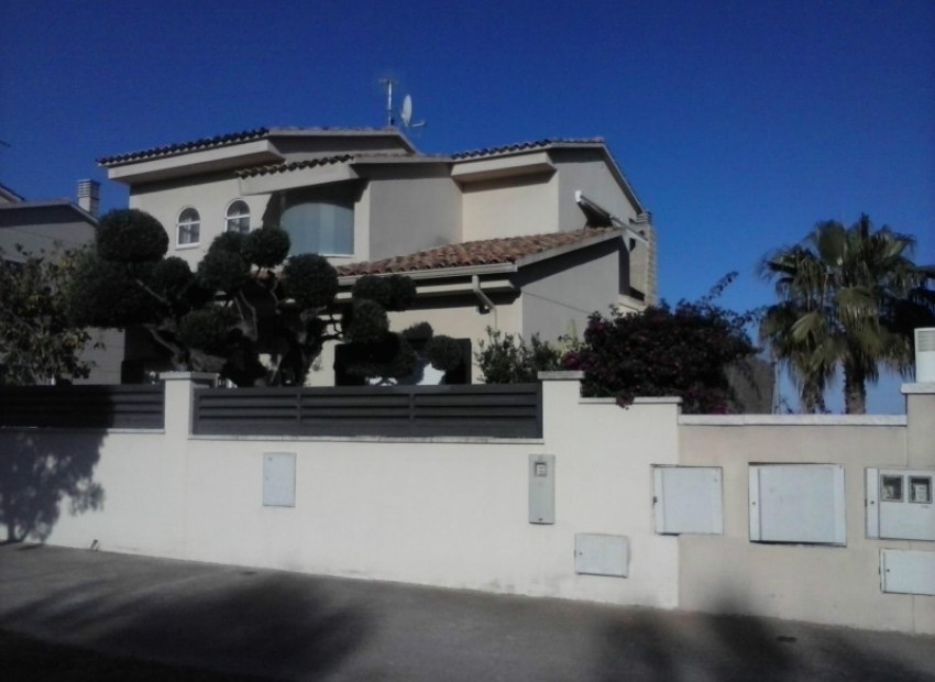 Venta - Chalet -
Calafell
