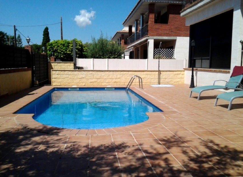 Venta - Chalet -
Calafell