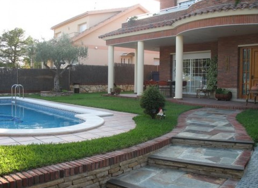 Venta - Chalet -
Calafell