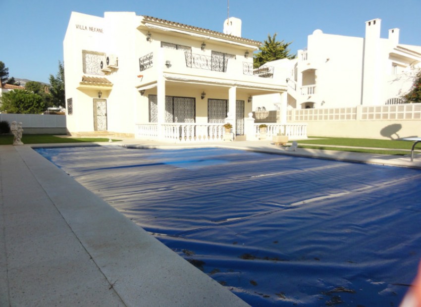 Venta - Chalet -
Miami Playa