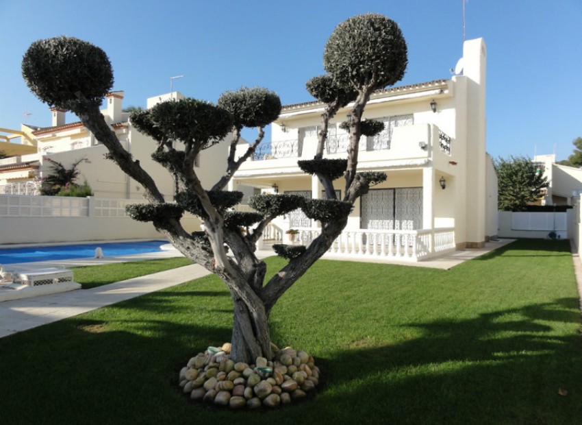 Venta - Chalet -
Miami Playa