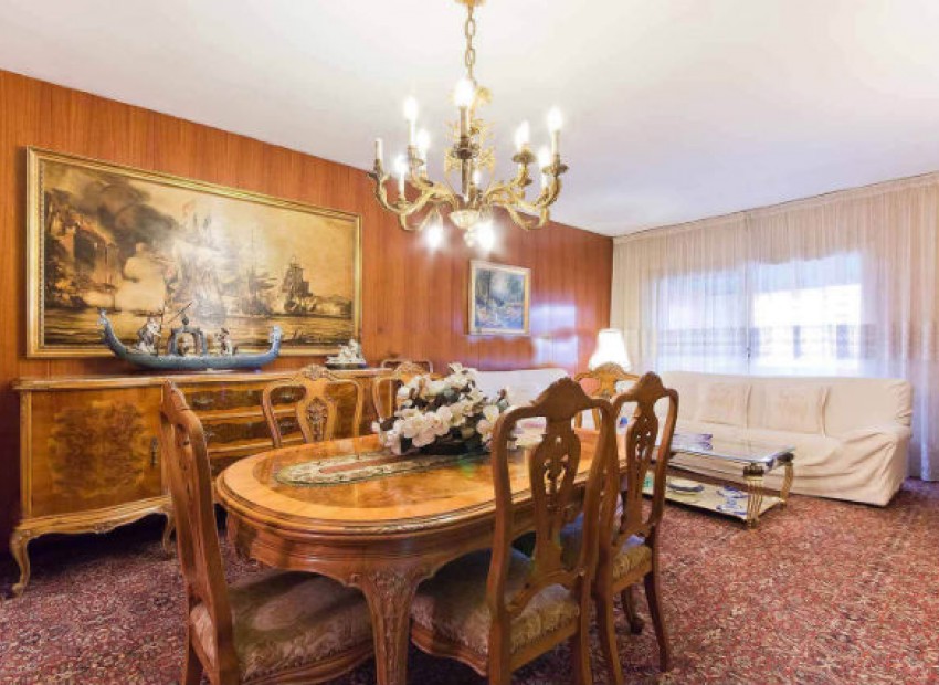 Venta - Piso -
Eixample