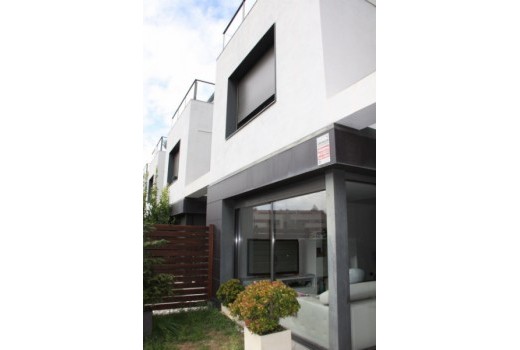 Sale - Adosado -
Barcelona